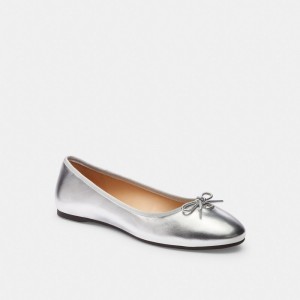 Silver Coach Abigail Flat | COH865805
